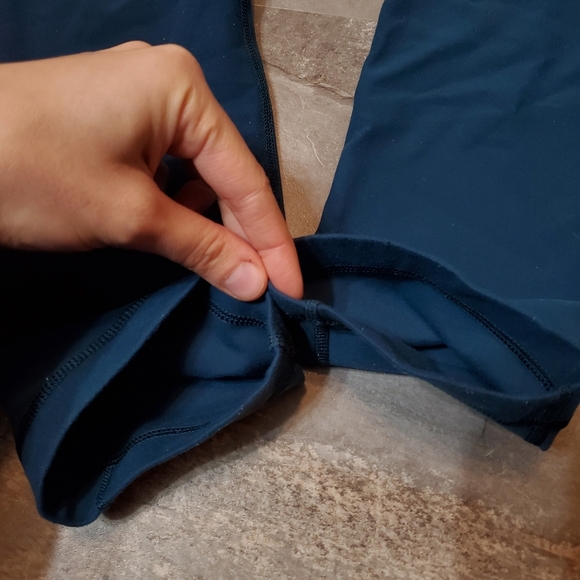 Lululemon reversible pants. Blur. Grey and yellow flowers on a side. Size 6. 32" - Picture 7 of 15